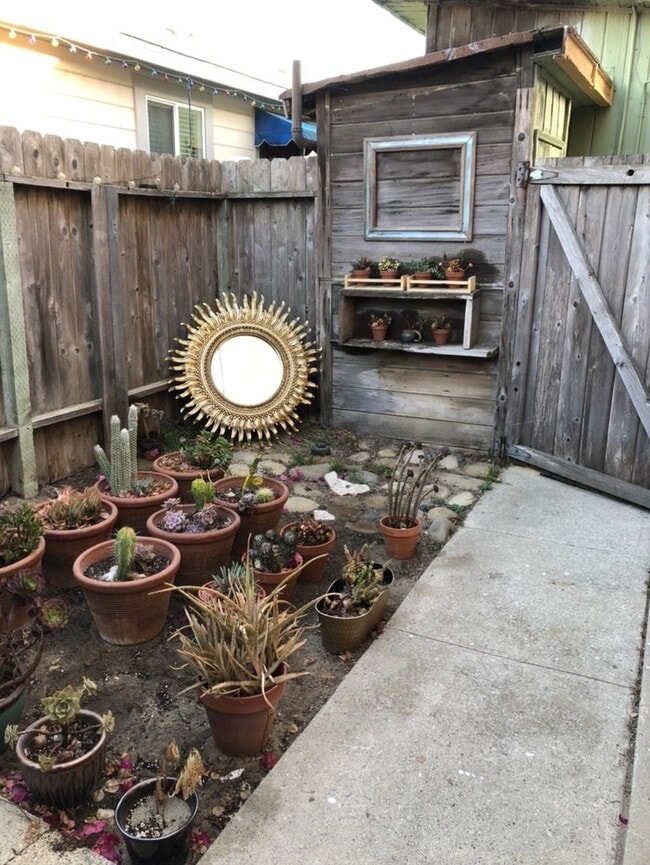 Building Photo - Silver Strand Beach - One bedroom, one bath upstairs bungalow