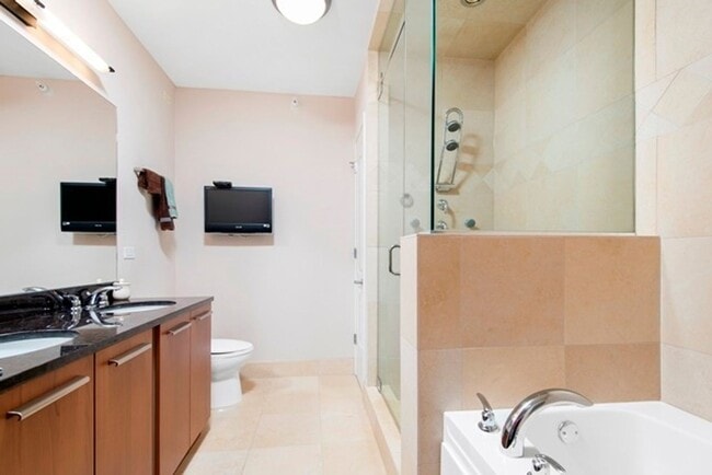 Building Photo - Stunning 3b3b Condo Unit in Highly Desired Lake Shore East