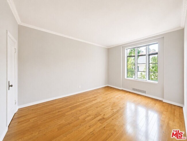 Building Photo - 1314 N HAYWORTH Ave