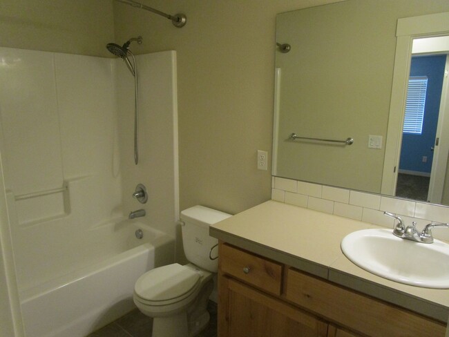 Building Photo - 3 Bedroom, 2 Bathroom Home with Ample Sola...