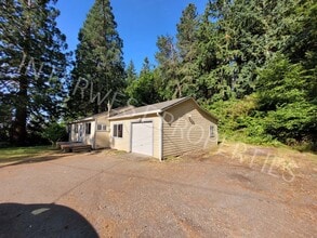 Building Photo - Cozy 3 bd House in Oregon City with Garage, Storage, & W/D Hookups!