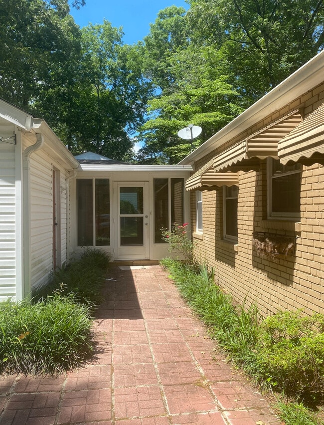 Building Photo - 704 Highland Ave