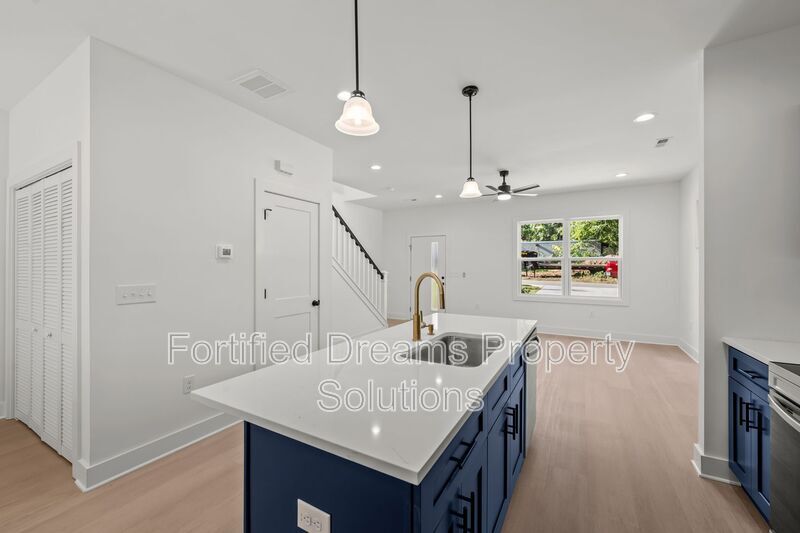 Building Photo - 806 W Dameron Ave