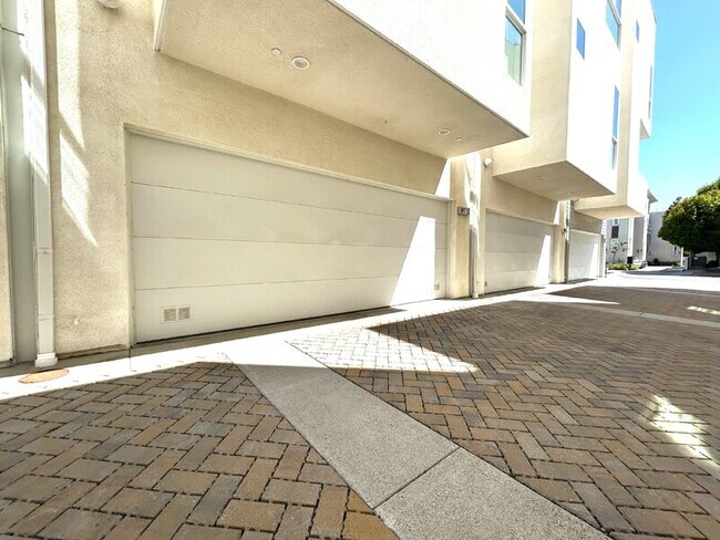 Building Photo - 10917 1/2 Otsego St