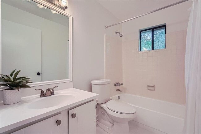 Building Photo - 3020 Woodland Dr NW
