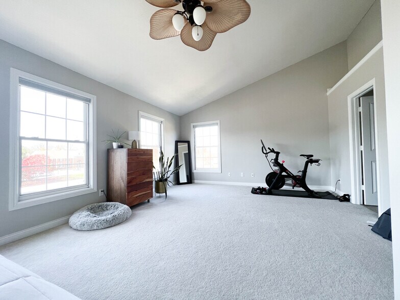 Building Photo - 8661 N Meridian St