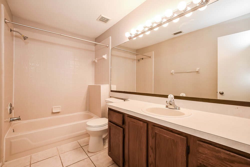 Building Photo - 1214 Lacey Oak Dr