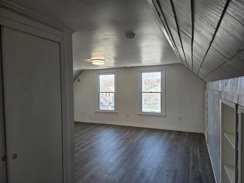 Building Photo - 25 Oneco St