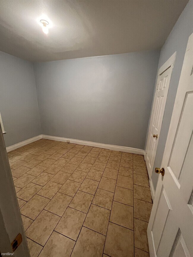 Building Photo - 2 br, 1 bath Duplex - 917 Gladstone St 917...