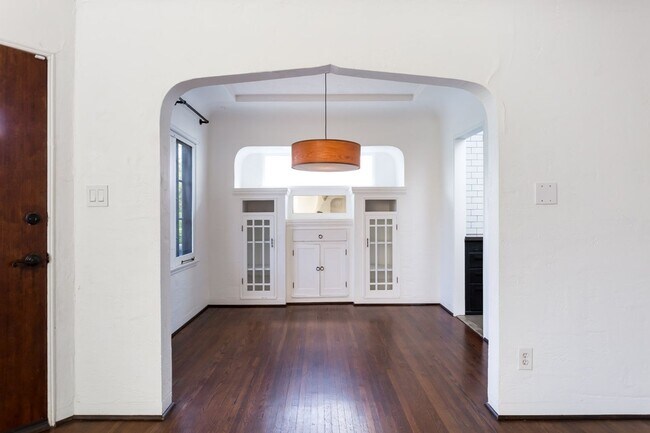 Building Photo - 4762 E Mountain View Dr