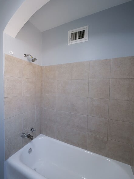 Tub / shower - 5351 S Laflin St