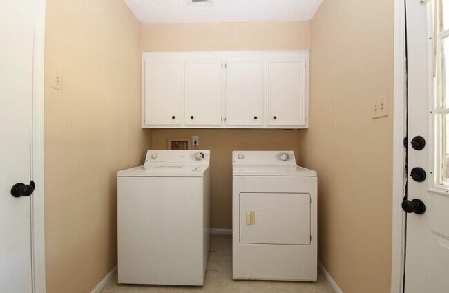 Building Photo - 710 Enchanted Trail Dr