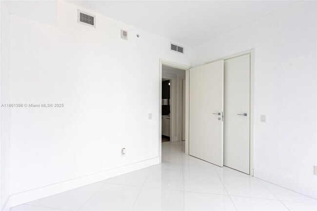 Building Photo - 1300 Brickell Bay Dr
