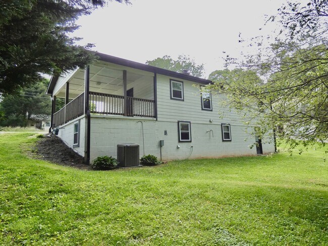 Building Photo - Sweet Ranch-Style Home in Montford