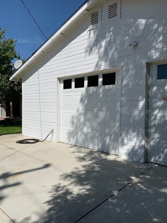 Building Photo - Studio