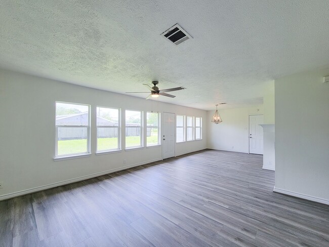Building Photo - This fully renovated 3-bedroom, 2-bath home features a modern kitchen, large master suite with a ...