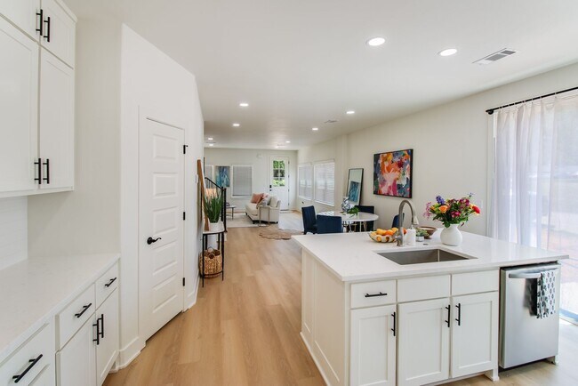 Building Photo - 1107 W 9th Ave