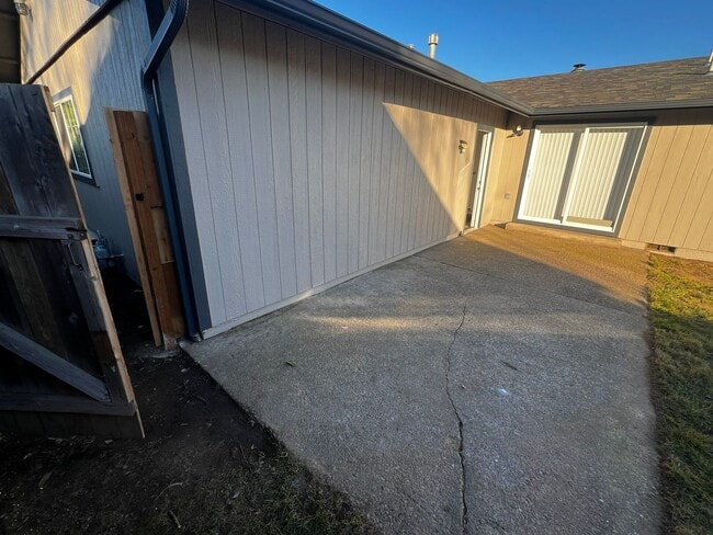 Building Photo - New carpet, kitchen, appliances, paint! Great neighborhood.