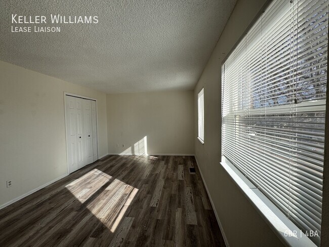 Building Photo - 277 Glenway St