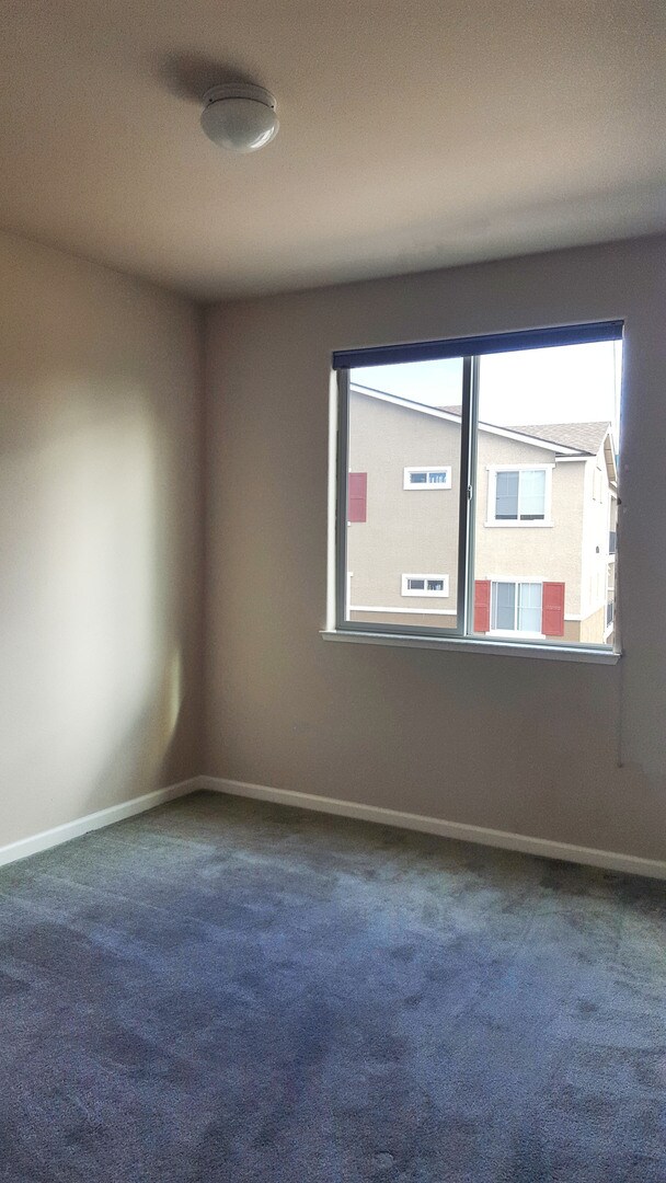 Building Photo - Gorgeous Town Home Across from Virginia Lake!