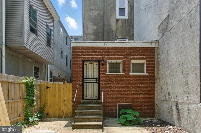 Building Photo - 1637 W Girard Ave