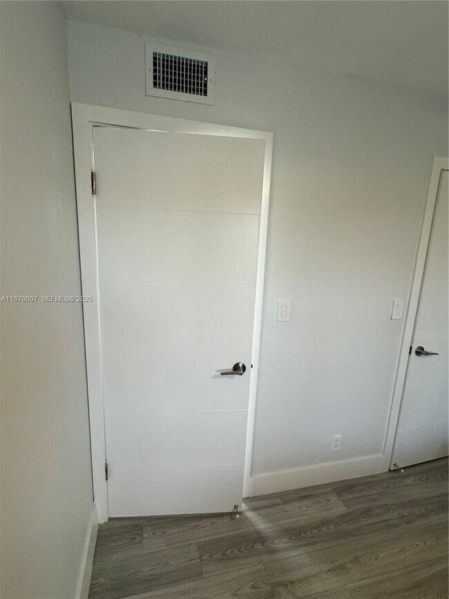 Building Photo - 3720 N Pine Island Rd