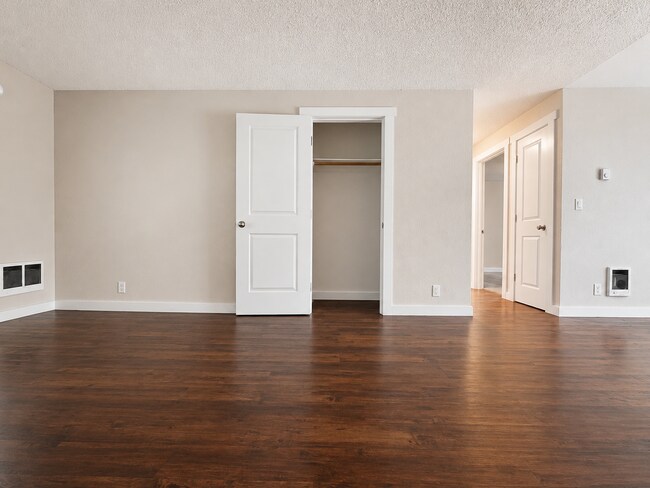 Building Photo - 310-316 S. Manzanita Court