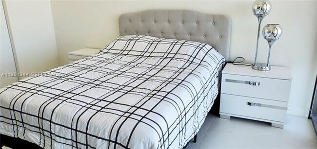 Building Photo - 18975 Collins Ave