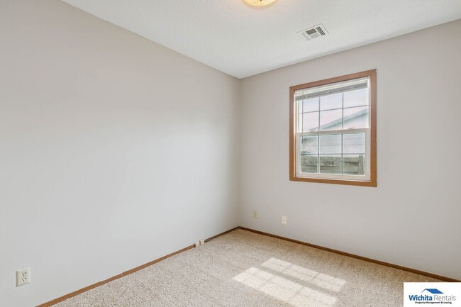 Building Photo - 3 bedroom 2 bath duplex - Derby Schools