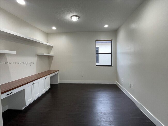 Building Photo - 3316 W 98th Pl