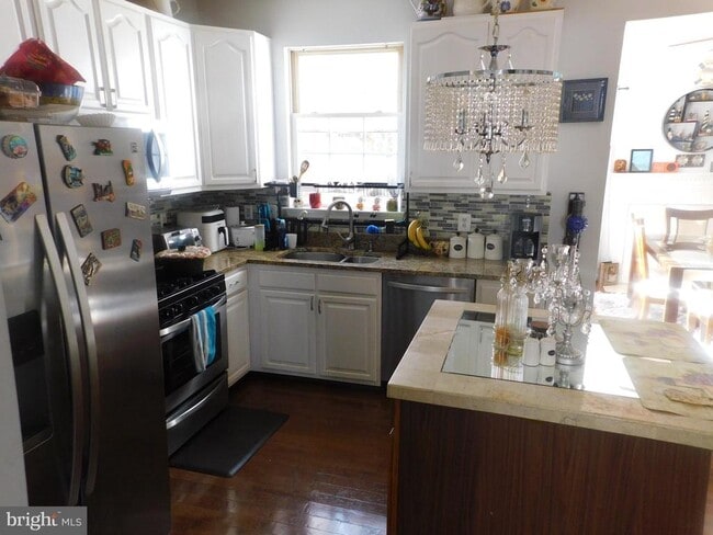 Building Photo - 337 Kirby St