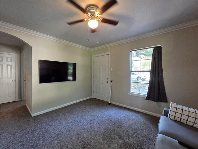 Building Photo - 10209 Palestine St