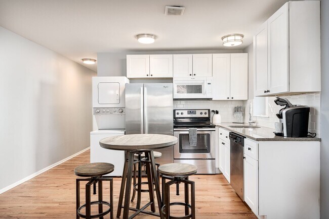 Building Photo - 2411 Tremont Pl