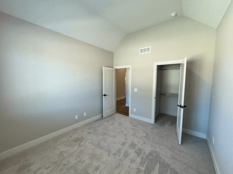 Building Photo - 1437 SW Winthrop Dr