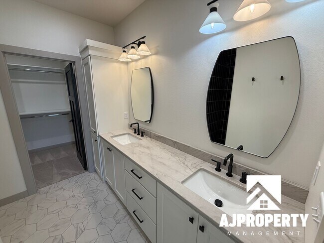 Building Photo - 8609 W Shoreline Pl