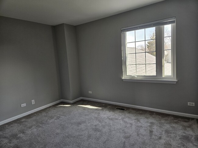 Building Photo - 65 S Golfview Ct