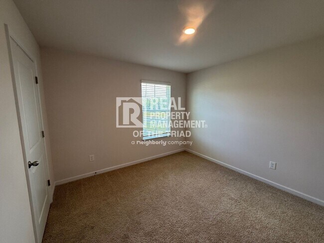 Building Photo - 4 Bedroom/3 Bath 2 Story House in Greensboro