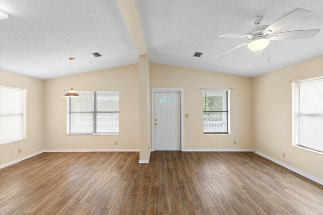Building Photo - 3 Bedroom 2 Bathroom Unfurnished House for...