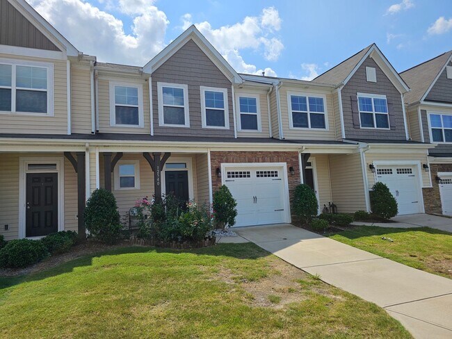 Building Photo - Well Maintained Large townhome in Steele Creek