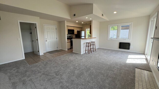 Building Photo - Lake Hood views!  (2) Bed / (2) Bath Condo...