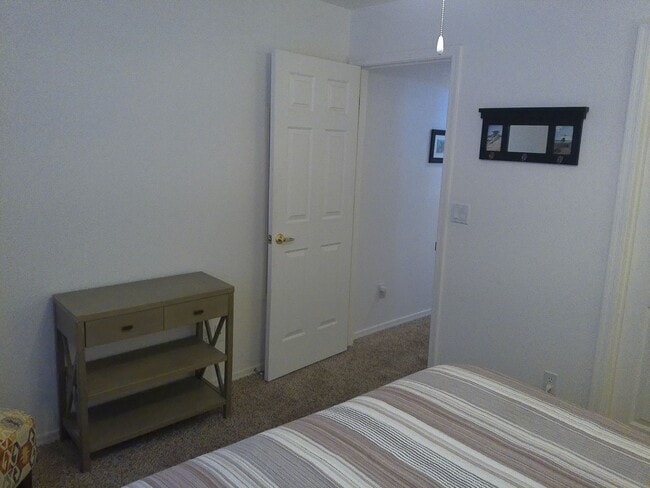 Building Photo - Seasonal Winter Rental Nov 1st to April 30...
