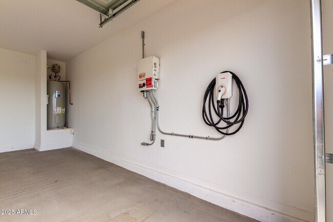 Building Photo - 24590 W Hilton Ave