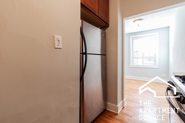 Building Photo - 542 W Surf St