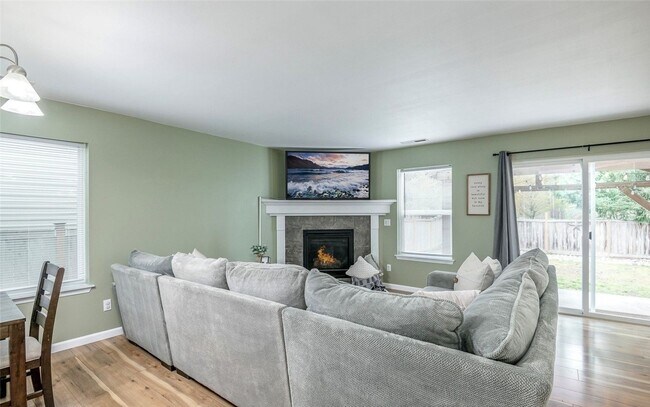 Building Photo - Large 3 bedroom pet friendly home at a gre...