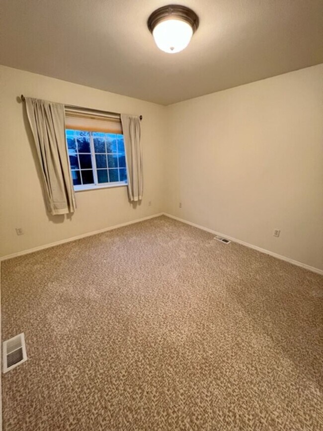 Building Photo - Updated 3 Bedroom Condo!