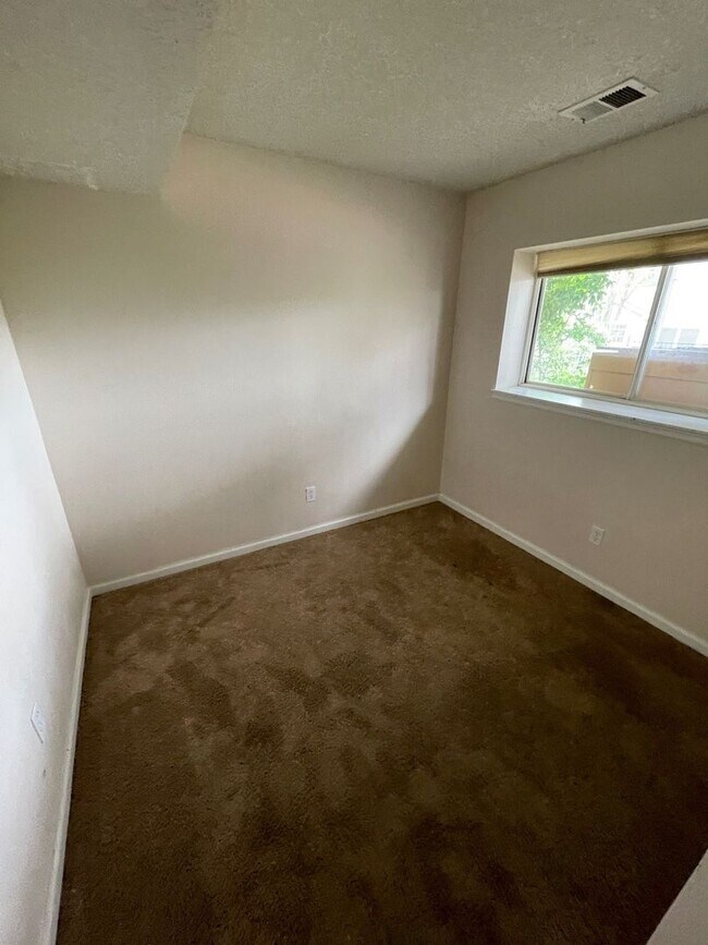 Building Photo - Beautiful Split Level Home in Waneka Lake ...