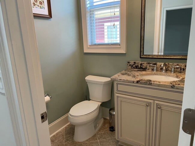 Building Photo - Fabulous Three Bedroom Home in Antiquity