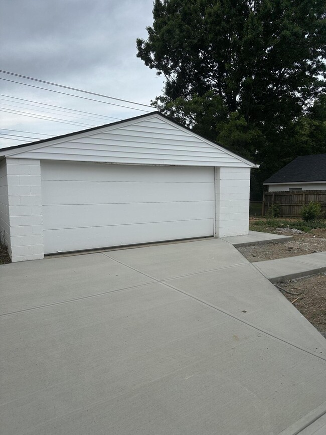 Building Photo - 686 Eden Rd