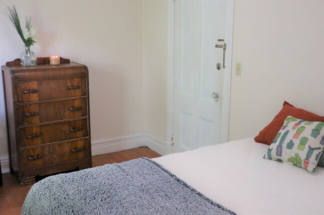 Building Photo - 502 S Aurora St