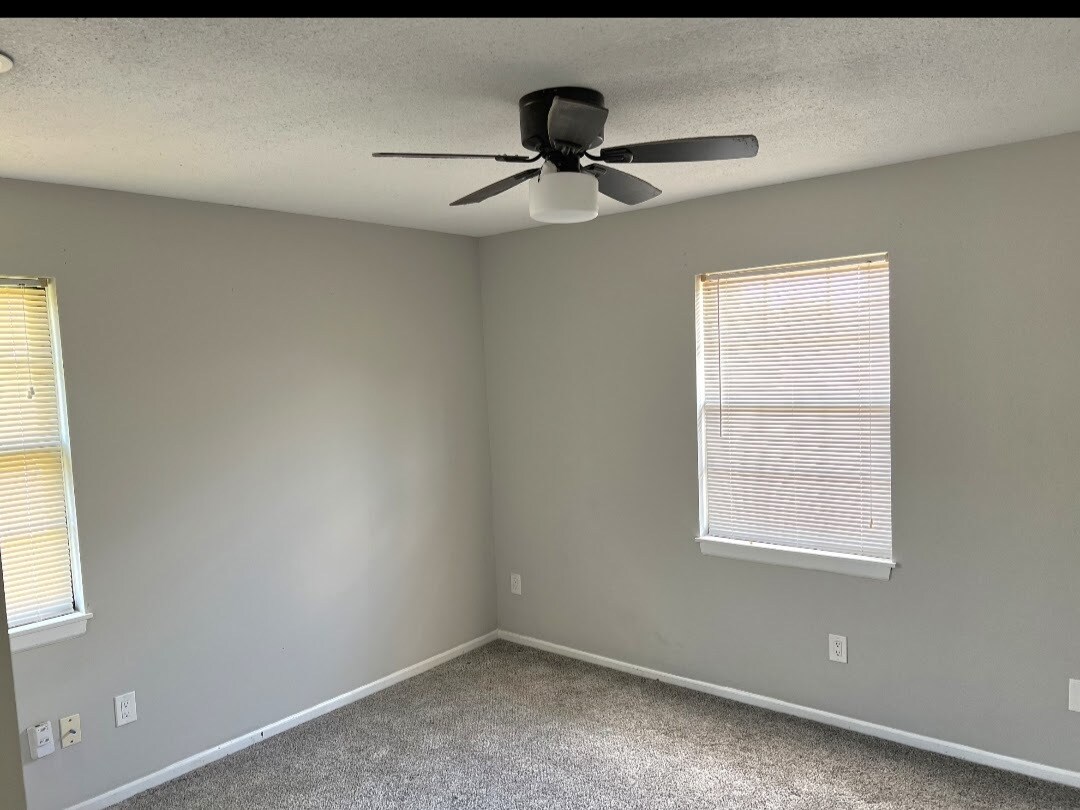 Building Photo - 800 NE Ball Dr